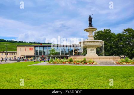 Wurzburg, Allemagne - 11 juillet 2021: Fontaine de Kilian près de la gare centrale de Wurzburg ou du bâtiment Hauptbahnhof. C'est la gare principale qui dessert le Banque D'Images