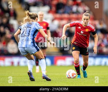 Leigh Sports Village, Manchester, Royaume-Uni. 13 octobre 2024. Femme Super League Football, Manchester United contre Tottenham Hotspur Women ; Ella Toone de Manchester United Women affronte Olga Ahtinen de Tottenham Hotspur Women crédit : action plus Sports/Alamy Live News Banque D'Images