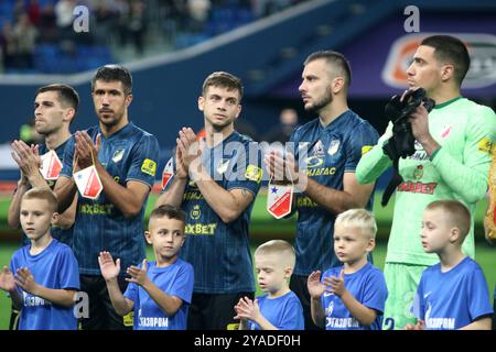 Saint-Pétersbourg, Russie. 12 octobre 2024. Djordje Crnomarkovic (4L), Slobodan Medojevic (2L), Dragan Rosic (R) de Voïvodine vus lors du match de football Winline Super Series entre Zenit Saint-Pétersbourg et Voïvodine Serbie à Gazprom Arena. Score final ; Zenit 4:1 Voïvodine. Crédit : SOPA images Limited/Alamy Live News Banque D'Images