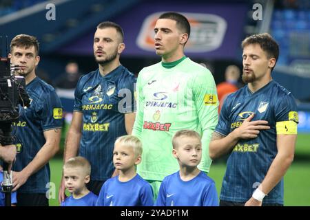 Saint-Pétersbourg, Russie. 12 octobre 2024. Djordje Crnomarkovic (2L), Dragan Rosic (2R), Njegos Petrovic (R) de Voïvodine vus lors du match de football Winline Super Series entre Zenit Saint-Pétersbourg et Voïvodine Serbie à Gazprom Arena. Score final ; Zenit 4:1 Voïvodine. Crédit : SOPA images Limited/Alamy Live News Banque D'Images