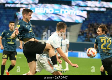 Mihai Ionut Butean (G) de Voïvodine et Aleksandr Sobolev (7) de Zenit vus en action lors du match de football Winline Super Series entre Zenit Saint-Pétersbourg et Voïvodine Serbie à Gazprom Arena. Score final ; Zenit 4:1 Voïvodine. Banque D'Images