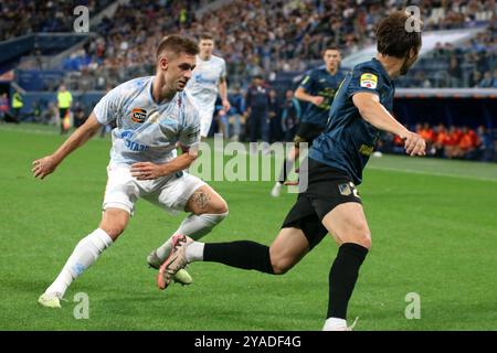 Yuri Gorshkov (à gauche) de Zenit vu en action lors du match de football Winline Super Series entre Zenit Saint-Pétersbourg et Voïvodine Serbie à Gazprom Arena. Score final ; Zenit 4:1 Voïvodine. Banque D'Images