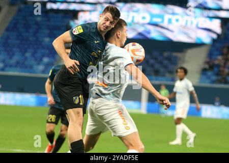 Mihai Ionut Butean (G) de Voïvodine et Aleksandr Sobolev (7) de Zenit vus en action lors du match de football Winline Super Series entre Zenit Saint-Pétersbourg et Voïvodine Serbie à Gazprom Arena. Score final ; Zenit 4:1 Voïvodine. Banque D'Images