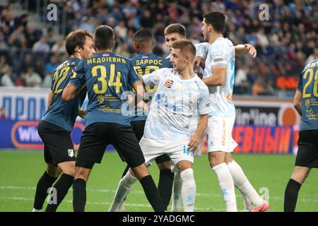 Saint-Pétersbourg, Russie. 12 octobre 2024. Yuri Gorshkov (4) de Zenit et de Lazar Nikolic (22), Slobodan Medojevic (34) Voïvodine vu en action lors du match de football Winline Super Series entre Zenit Saint-Pétersbourg et Voïvodine Serbie à Gazprom Arena. Score final ; Zenit 4:1 Voïvodine. (Photo de Maksim Konstantinov/SOPA images/SIPA USA) crédit : SIPA USA/Alamy Live News Banque D'Images