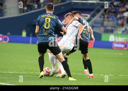 Saint-Pétersbourg, Russie. 12 octobre 2024. Yuri Gorshkov (4) de Zenit, Stefan Djordjevic (8) de Voïvodine vus en action lors du match de football Winline Super Series entre Zenit Saint-Pétersbourg et Voïvodine Serbie à Gazprom Arena. Score final ; Zenit 4:1 Voïvodine. (Photo de Maksim Konstantinov/SOPA images/SIPA USA) crédit : SIPA USA/Alamy Live News Banque D'Images