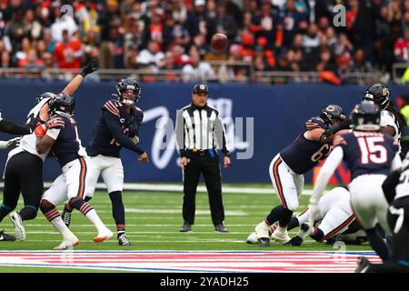 Tottenham Hotspur Stadium, Londres, Royaume-Uni. 13 octobre 2024. NFL UK Football, Jacksonville Jaguars contre Chicago Bears ; le quarterback des Chicago Bears Caleb Williams (18 ans) jette un pass pour Rome Odunze (15 ans) crédit : action plus Sports/Alamy Live News Banque D'Images