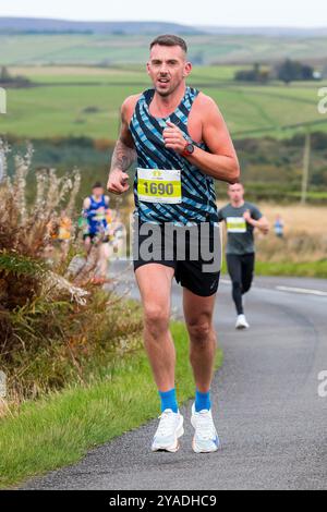 Hade Edge, Holmfirth, Yorkshire, Royaume-Uni, 13 octobre 2024. Holmfirth 10K, une route panoramique autour de Hade Edge et du réservoir Winscar. PHOTOGRAPHIE RASQ Banque D'Images