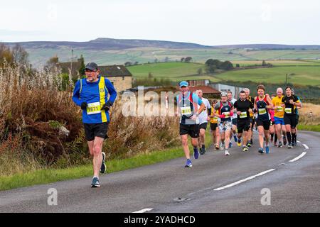 Hade Edge, Holmfirth, Yorkshire, Royaume-Uni, 13 octobre 2024. Holmfirth 10K, une route panoramique autour de Hade Edge et du réservoir Winscar. PHOTOGRAPHIE RASQ Banque D'Images