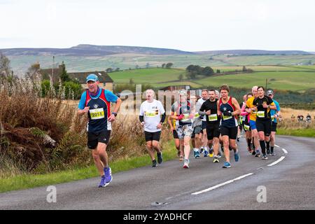 Hade Edge, Holmfirth, Yorkshire, Royaume-Uni, 13 octobre 2024. Holmfirth 10K, une route panoramique autour de Hade Edge et du réservoir Winscar. PHOTOGRAPHIE RASQ Banque D'Images