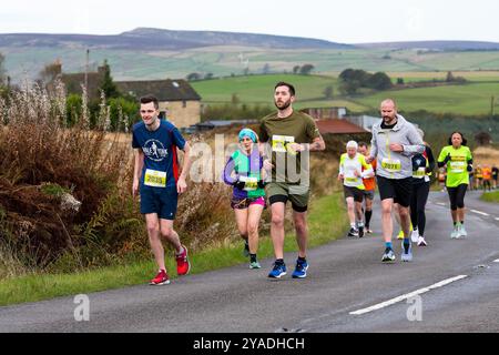 Hade Edge, Holmfirth, Yorkshire, Royaume-Uni, 13 octobre 2024. Holmfirth 10K, une route panoramique autour de Hade Edge et du réservoir Winscar. PHOTOGRAPHIE RASQ Banque D'Images