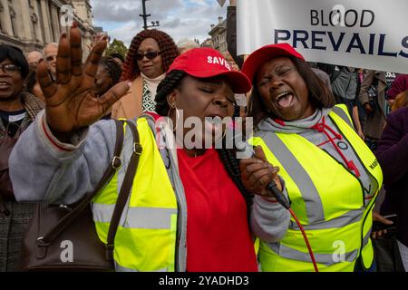 Les disciples du Christ chantent pendant la marche. Des centaines de chrétiens ont participé à la marche pour Jésus. Les disciples du Christ ont ensuite tenu un rassemblement à Trafalgar Square où ils ont écouté des discours, de la musique live et des prières. Banque D'Images