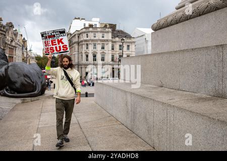 Un disciple du Christ tient une pancarte tout en marchant autour de la colonne Nelsons pendant la marche. Des centaines de chrétiens ont participé à la marche pour Jésus. Les disciples du Christ ont ensuite tenu un rassemblement à Trafalgar Square où ils ont écouté des discours, de la musique live et des prières. Banque D'Images