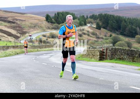 Hade Edge, Holmfirth, Yorkshire, Royaume-Uni, 13 octobre 2024. Holmfirth 10K, une route panoramique autour de Hade Edge et du réservoir Winscar. PHOTOGRAPHIE RASQ Banque D'Images