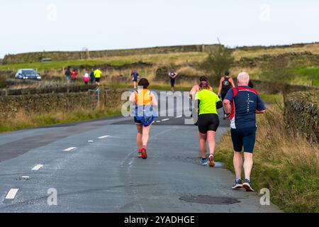 Hade Edge, Holmfirth, Yorkshire, Royaume-Uni, 13 octobre 2024. Holmfirth 10K, une route panoramique autour de Hade Edge et du réservoir Winscar. PHOTOGRAPHIE RASQ Banque D'Images