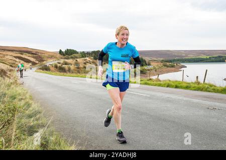 Hade Edge, Holmfirth, Yorkshire, Royaume-Uni, 13 octobre 2024. Holmfirth 10K, une route panoramique autour de Hade Edge et du réservoir Winscar. PHOTOGRAPHIE RASQ Banque D'Images