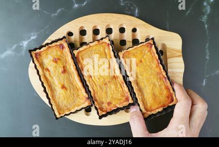 Vue de dessus des tartelettes à la citrouille fraîchement préparées maison Banque D'Images
