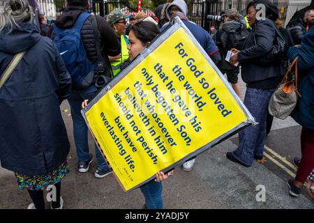 Un disciple du Christ tient une pancarte pendant la marche. Des centaines de chrétiens ont participé à la marche pour Jésus. Les disciples du Christ ont ensuite tenu un rassemblement à Trafalgar Square où ils ont écouté des discours, de la musique live et des prières. (Photo de James Willoughby / SOPA images/SIPA USA) Banque D'Images