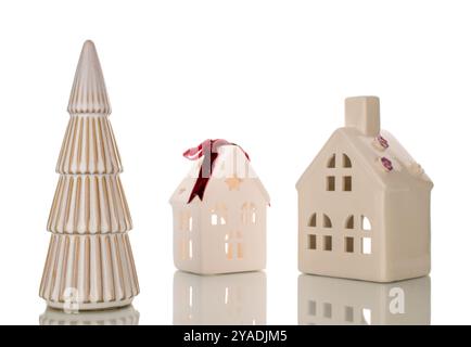 Figurines en céramique d'un sapin de Noël et d'une cabane, macro, isolées sur un fond blanc. Banque D'Images