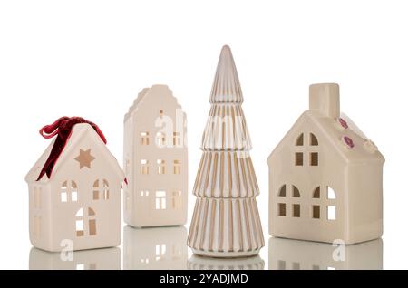 Figurines en céramique d'un sapin de Noël et d'une cabane, macro, isolées sur un fond blanc. Banque D'Images