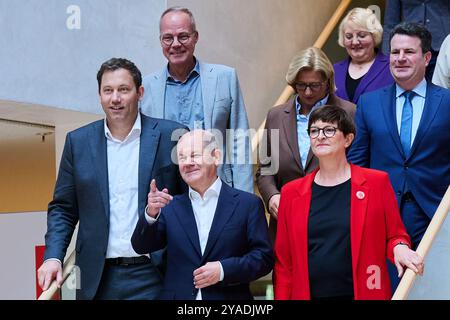 Berlin, Allemagne. 13 octobre 2024. Lars Klingbeil (première rangée, de gauche à droite), président du Parti, chancelier fédéral Olaf Scholz, Saskia Esken, présidente du Parti, Matthias Miersch (deuxième rangée, de gauche à droite), nouveau secrétaire général, Anke Rehlinger, ministre président de la Sarre, Hubertus Heil (SPD), ministre fédéral du travail et des Affaires sociales et Katja Mast (troisième rangée), secrétaire parlementaire, arrivent à la Willy Brandt House pour la réunion privée du Comité exécutif du SPD. Crédit : Annette Riedl/dpa/Alamy Live News Banque D'Images