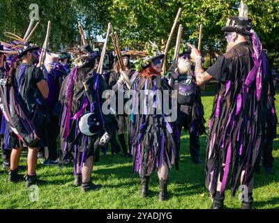 Black Swan Border Morris Folk Dancers au Tenterden Folk Festival le samedi 5 octobre 2024 Banque D'Images