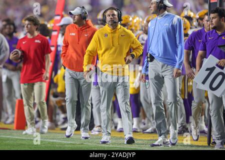 12 octobre 2024 : le coordinateur défensif de la LSU Blake Baker marche sur la ligne de touche lors d'un match de football NCAA entre les Rebels d'Ole Miss et les Tigers de la LSU au Tiger Stadium de Baton Rouge, EN LOUISIANE. Jonathan Mailhes/CSM Banque D'Images