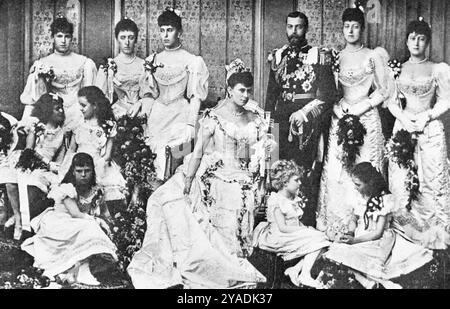 Portrait de groupe de mariage du prince George, duc d'York et de la princesse Victoria Mary de Teck, 6 juillet 1893. Par W. & D. Downey. Le 6 juillet 1893, le prince George, duc d'York (plus tard roi George V), et la princesse Victoria Mary de Teck (plus tard reine Mary), se sont mariés à la Chapelle Royale, Palais Saint James, Londres, Angleterre. Banque D'Images