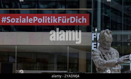 GER, Berlin, Auftaktbilder mit den SPD-Vorsitzenden Saskia Esken und Lars Klingbeil, SPD-Generalsekretaer Matthias Miersch, Olaf Scholz, sowie Mitgliedern des Praesidiums, Auftaktbilder vor Beginn der Klausur des Parteivorstandes, im SPD, Atrium, Willy-Brandt-Haus, 13.10.2024, slogan, Spruch, hashtag, SozialePolitikFuerDich, *** GER, Berlin, photos d'ouverture avec les présidents du SPD Saskia Esken et Lars Klingbeil, le secrétaire général du SPD Matthias Miersch, Olaf Scholz, ainsi que les membres du comité exécutif, photos d'ouverture avant le début de la réunion à huis clos du comité exécutif du parti Banque D'Images