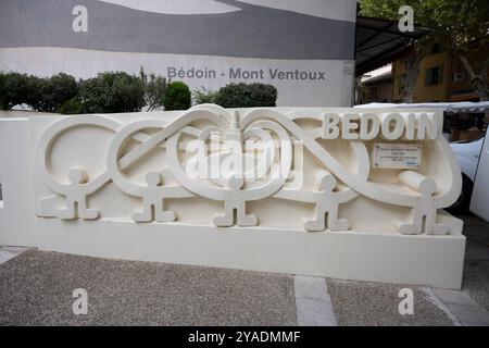 Sculpture pour célébrer le relais de la flamme olympique passant par Bedoin en juin 2024, au pied du Mont Ventoux, Provence, France. Banque D'Images