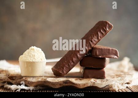 Barres de chocolat protéinées végétariennes saines avec une boule de poudre de protéine de lactosérum, avec espace de copie Banque D'Images