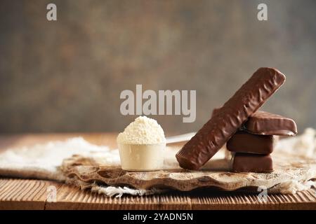 Barres de chocolat protéinées végétariennes faites maison avec une boule de poudre de protéines de lactosérum, avec espace de copie Banque D'Images