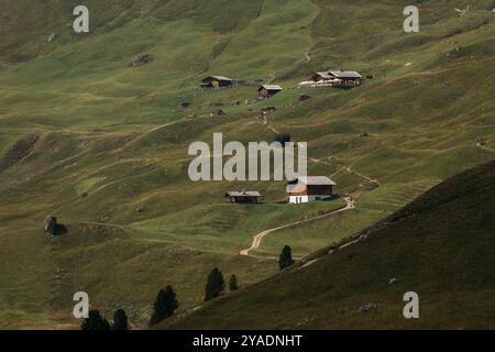 Un paysage de montagne serein dans les Dolomites avec de belles cabanes rustiques au milieu de la tranquillité des natures Banque D'Images