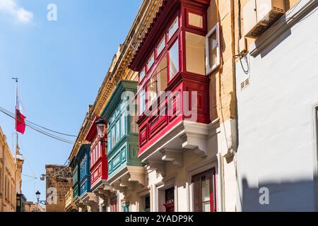 Bâtiments maltais traditionnels avec balcons colorés dans la vieille ville historique de Rabat, Malte Banque D'Images