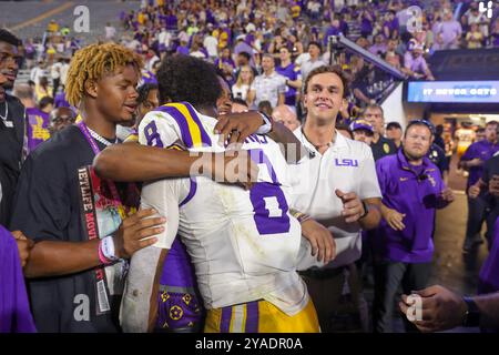 Baton Rouge, LOUISIANE, États-Unis. 12 octobre 2024. Major Burns (8) de la LSU célèbre avec les fans sur le terrain après l'action de match de football de la NCAA entre les Ole Miss Rebels et les LSU Tigers au Tiger Stadium de Baton Rouge, EN LOUISIANE. Jonathan Mailhes/CSM/Alamy Live News Banque D'Images