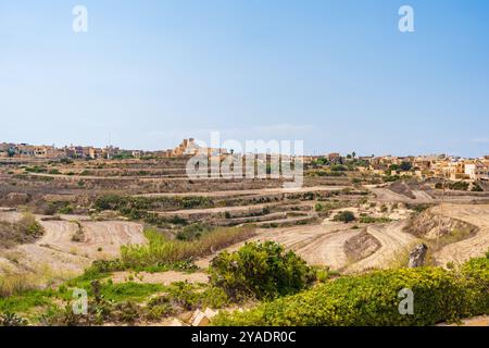 Village de Gharb sur Gozo et Basilique du Sanctuaire national de la Bienheureuse Vierge de Ta'Pinu. Malte Banque D'Images