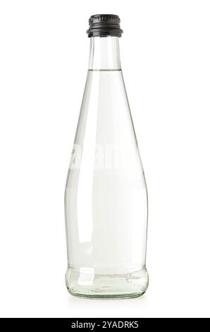 Bouteille d'eau en verre isolée sur whiite avec chemin de clipping Banque D'Images