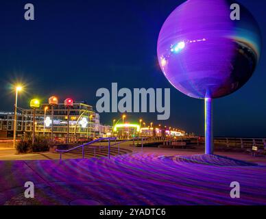 La boule à paillettes sur la rive sud de Blackpool pendant les illuminations de Blackpool Banque D'Images