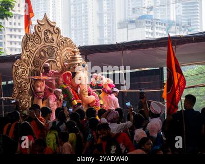 MUMBAI, INDE - 28 septembre 2023 : des milliers de dévots font adieu au plus grand Lalbaug cha Raja Ganesha à Mumbai pendant Ganesh Visarjan Banque D'Images