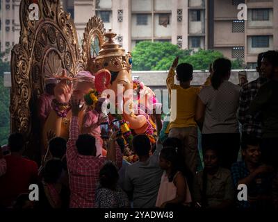 MUMBAI, INDE - 28 septembre 2023 : des milliers de dévots font adieu au plus grand Lalbaug cha Raja Ganesha à Mumbai pendant Ganesh Visarjan Banque D'Images