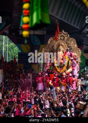 MUMBAI, INDE - 28 septembre 2023 : des milliers de dévots font adieu au plus grand Lalbaug cha Raja Ganesha à Mumbai pendant Ganesh Visarjan Banque D'Images