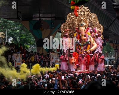 MUMBAI, INDE - 28 septembre 2023 : des milliers de dévots font adieu au plus grand Lalbaug cha Raja Ganesha à Mumbai pendant Ganesh Visarjan Banque D'Images