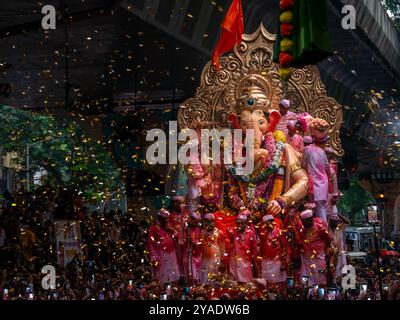 MUMBAI, INDE - 28 septembre 2023 : des milliers de dévots font adieu au plus grand Lalbaug cha Raja Ganesha à Mumbai pendant Ganesh Visarjan Banque D'Images