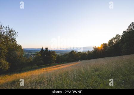 Scène de coucher de soleil tranquille à Raskovice, situé dans les belles montagnes Beskydy, République tchèque. Le soleil jette une lueur chaude et dorée sur le moi paisible Banque D'Images