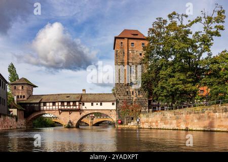 Nürnberg im Herbst, 13.10.2024 Wasserturm und das Henkerhaus in Nürnberg, die sich direkt an der Pegnitz befinden. Der markante Wasserturm aus Sandstein und das angrenzende Fachwerkgebäude überspannen den Fluss mit einer historischen Brücke. Nuremberg Bayern Deutschland *** Nuremberg en automne, le château d'eau 13 10 2024 et la maison des hangmans à Nuremberg, situé directement sur le Pegnitz le château d'eau frappant en grès et le bâtiment à colombages adjacent enjambent la rivière avec un pont historique Nuremberg Bavière Allemagne 20241013-6V2A9715-M4000 Banque D'Images