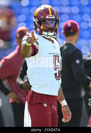 Baltimore, États-Unis. 13 octobre 2024. Le quarterback des Washington Commanders Jayden Daniels (5) se réchauffe avant d'affronter les Ravens de Baltimore au M&T Bank Stadium de Baltimore, Maryland, le dimanche 13 octobre 2024. Photo de David Tulis/UPI crédit : UPI/Alamy Live News Banque D'Images