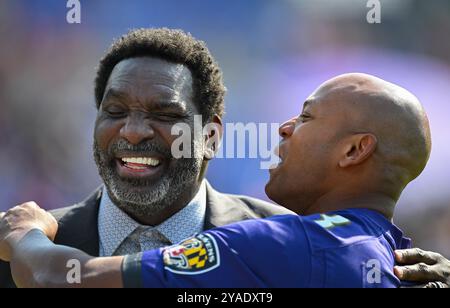 Baltimore, États-Unis. 13 octobre 2024. Le gouverneur du Maryland Wes Moore (d) accueille le grand et ancien quarterback de la NFL et MVP du Super Bowl Doug Williams (l) avant que les Ravens de Baltimore affrontent les Washington Commanders au M&T Bank Stadium de Baltimore, Maryland, le dimanche 13 octobre 2024. Photo de David Tulis/UPI crédit : UPI/Alamy Live News Banque D'Images