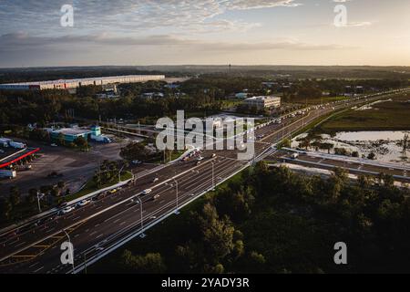 San Antonio, Floride, États-Unis. 12 octobre 2024. Avec plus de 70 pour cent des stations-service à court de carburant dans la région de Tampa Bay, les lignes se sont formées sur plus d'un mile de long pour les résidents à remplir. (Crédit image : © Dave Decker/ZUMA Press Wire) USAGE ÉDITORIAL SEULEMENT! Non destiné à UN USAGE commercial ! Banque D'Images