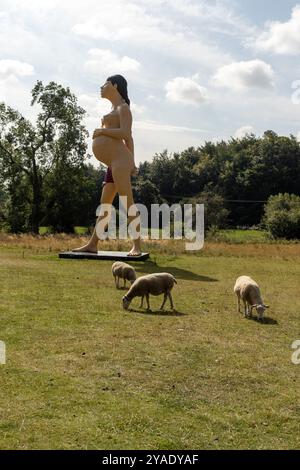 La Vierge mère de Damian Hirst. Une sculpture en bronze de 10 mètres de haut peinte pour ressembler à du plastique au Yorkshire sculpture Park, West Bretton, West Y Banque D'Images