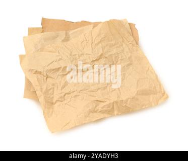 Feuilles de papier kraft froissées isolées sur blanc Banque D'Images