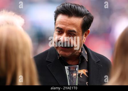 Tottenham Hotspur Stadium, Londres, Royaume-Uni. 13 octobre 2024. NFL UK Football, Jacksonville Jaguars contre Chicago Bears ; Fulham FC et le propriétaire des Jaguars Shahid Khan Credit : action plus Sports/Alamy Live News Banque D'Images